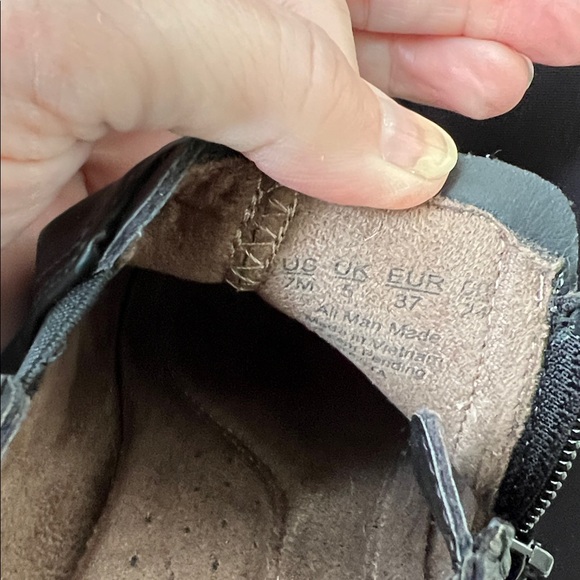 Classic Black Leather ladies short boots - Picture 4 of 5